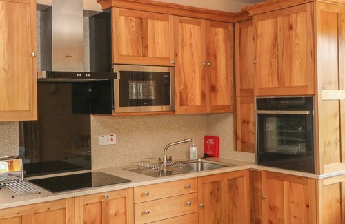 Longnor Apartment | ELMWOOD, romantic, luxury holiday cottage, with a garden in Longnor