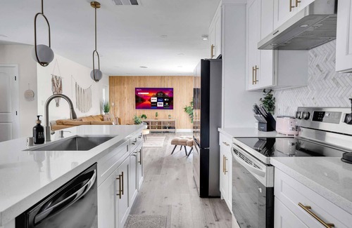 Southwest Anaheim House | Elsa's Enchanting Escape 8 minutes to Disney & Convention Center