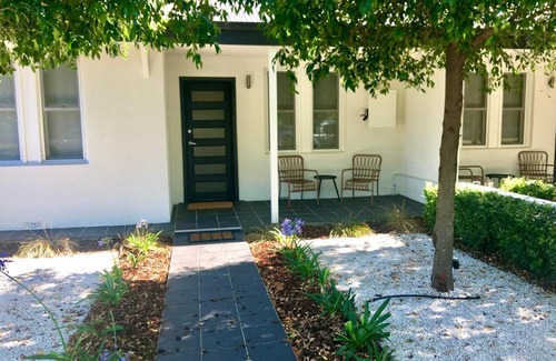 Wagga Wagga House | Elsie - City Living in a Big Home - Just book it!