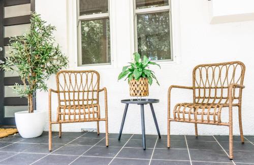 Wagga Wagga House | Elsie - City Living in a Big Home - Just book it!