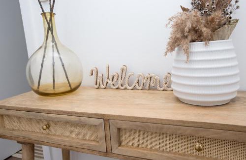 Wagga Wagga House | Elsie - City Living in a Big Home - Just book it!