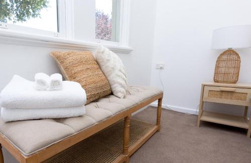 Wagga Wagga House | Elsie - City Living in a Big Home - Just book it!