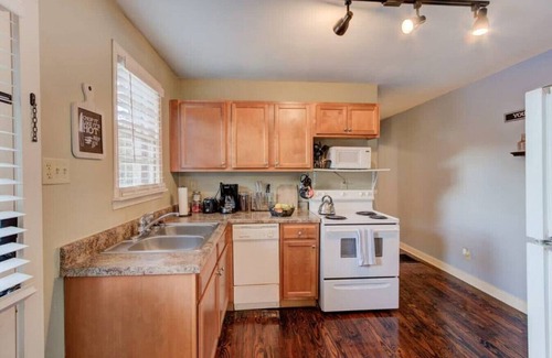 Midtown Apartment | Elvis Revival! in Fabulous Midtown Memphis