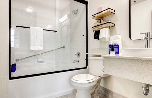 Lexington Hotel | Elwood King Stay, Downtown Lexington, Hotel Outside Patio