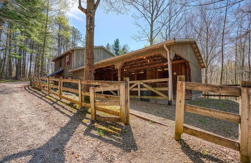 Carbon Hill Cabin | Elwood Loft & Barn: A budget-friendly cabin for 4: Hot tub + 3 horse stalls