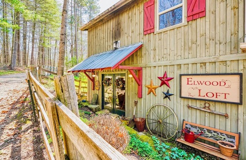 Carbon Hill Cabin | Elwood Loft & Barn: A budget-friendly cabin for 4: Hot tub + 3 horse stalls
