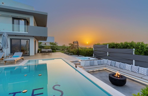 Adelianos Kampos Villa | Embrace the Cretan horizon! Enjoy your holidays in a deluxe accommodation