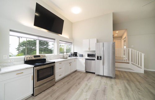 Hilo House | Embrace the soothing trade winds & let the ocean breeze carry your worries away