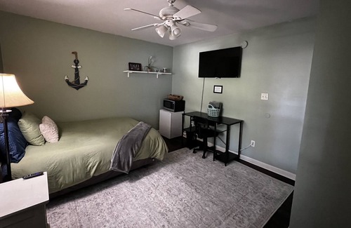 Gulf Breeze Bed & Breakfast | Emerald Coast Room - READ DESCRIPTION, Free Coffee, Pets Welcome!