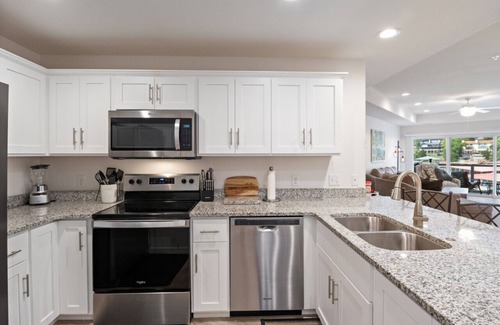 Lake Ozark Condo | Emerald Escape – Luxury Waterfront Condo w/Pool!
