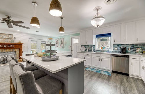 Emerald Isle Apartment | Emerald Isle Beach House: Walk to the Sand!
