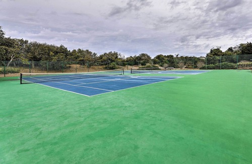 Emerald Isle Apartment | Emerald Isle Condo w/Direct Access to Ocean!
