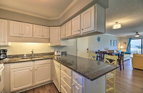 Emerald Isle Condo | Emerald Isle Resort-Style Condo: Walk to Beaches!