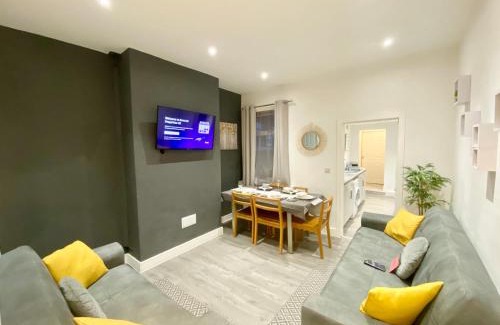 Stoke-on-Trent House | EMERALD LIVING - Stoke-on-Trent Central, sleeps 5, with free parking!
