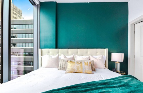 Chamblee Apartment | Emerald Lux w/king bed-Buckhead