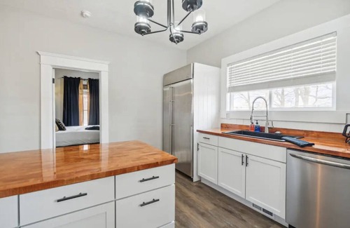 Lansing House | Emerald Square I Minutes to Downtown I 4 King Beds