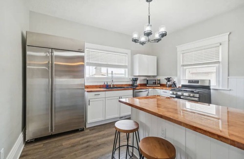 Lansing House | Emerald Square I Minutes to Downtown I 4 King Beds