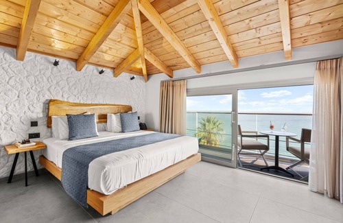 Pefkochori Hotel | Emily's Luxury Suites