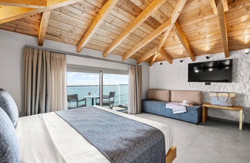 Pefkochori Hotel | Emily's Luxury Suites