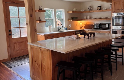 Saint Jo House | Emma Sue-walking distance to Red River Station