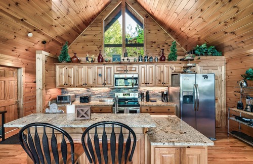 Black Bear Falls House | Emotional Rescue 4 BR Log Lodge, Unsurpassed Mt Le Conte views, Privacy, Luxury
