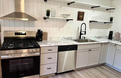 Royal Manor House | Empire - 4 Bed Ranch-Fire Pit - King Bed