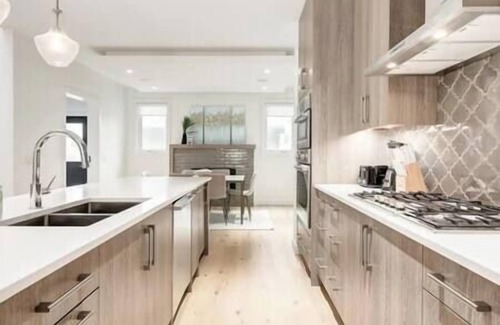 Richmond House | Empire: Upscale 4 Bedroom in Trendy Marda Loop - Garage, A/C