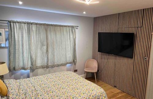 Hillingdon Apartment | En-suite Double Room - Private Entrance & Free Parking