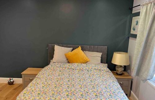 Hillingdon Apartment | En-suite Double Room - Private Entrance & Free Parking