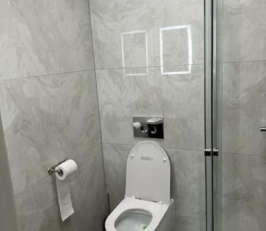 Hillingdon Apartment | En-suite Double Room - Private Entrance & Free Parking