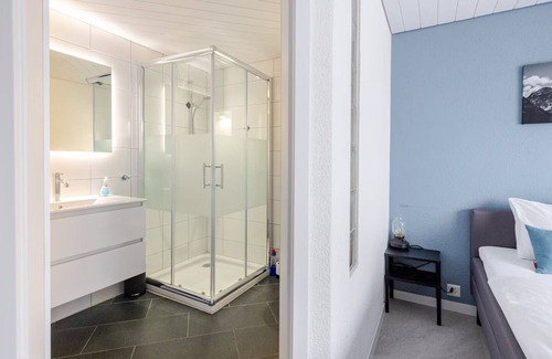 Kallern Apartment | En-suite guestroom, close to Zürich and Luzern, private entrance and parking