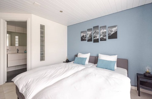 Kallern Apartment | En-suite guestroom, close to Zürich and Luzern, private entrance and parking