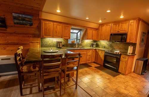 Lakehead Ski Chalet | Enchanted Chalet in tranquil forest at Shasta Lake - Pool/Spa/Paddle Boards