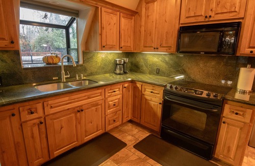 Lakehead Ski Chalet | Enchanted Chalet in tranquil forest at Shasta Lake - Pool/Spa/Paddle Boards