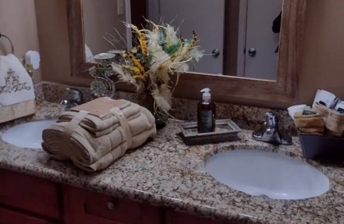 Park Forest - LA North House | Enchanted Stays, w/fireplace great family for entertainment and Relaxing at