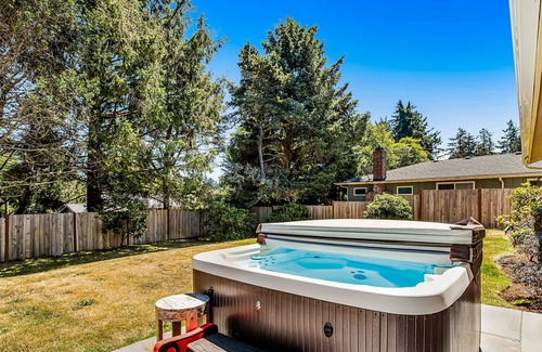 Warrenton House | Enchanting dog-friendly with hot tub, lake nearby, fast WiFi, & washer/dryer