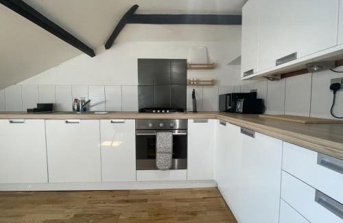Cotham Apartment | Enchanting Escape with Peaceful Views