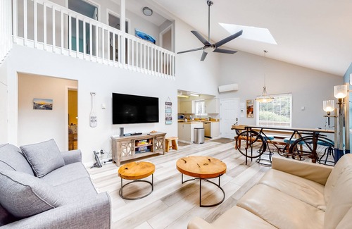 Gleneden Beach House | Enchanting home near the coast with hot tub, full kitchen & washer/dryer