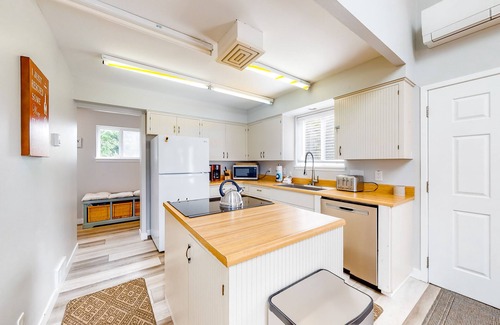 Gleneden Beach House | Enchanting home near the coast with hot tub, full kitchen & washer/dryer