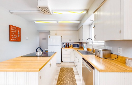 Gleneden Beach House | Enchanting home near the coast with hot tub, full kitchen & washer/dryer