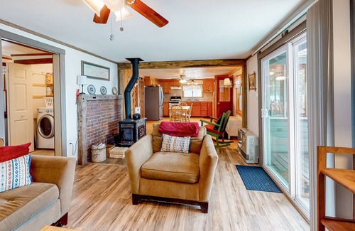 East Corinth Cottage | Enchanting lakeside cottage with dock, kayaks, firepit, fast WiFi & washer/dryer