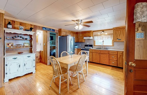 East Corinth Cottage | Enchanting lakeside cottage with dock, kayaks, firepit, fast WiFi & washer/dryer