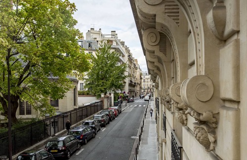 Porte-Dauphine Apartment | Enchanting Murals by Trocadero Gardens, by Veeve