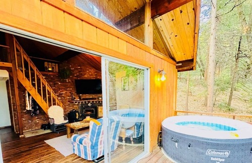 Springville Cabin | Enchanting Tree House with Hot-Tub in Sequoia National Forest/ Monument