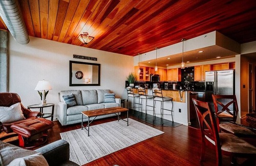 Coeur d'Alene Condo | Endless Beauty: Explore & Relax at Pristine Bellerive Condo