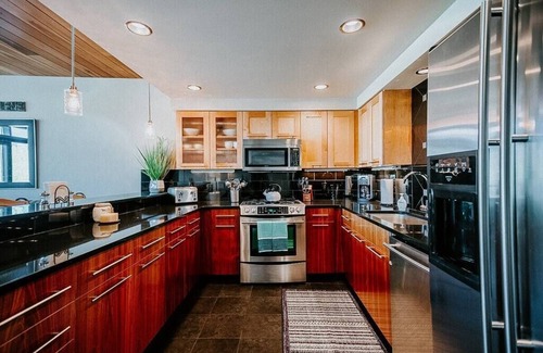 Coeur d'Alene Condo | Endless Beauty: Explore & Relax at Pristine Bellerive Condo