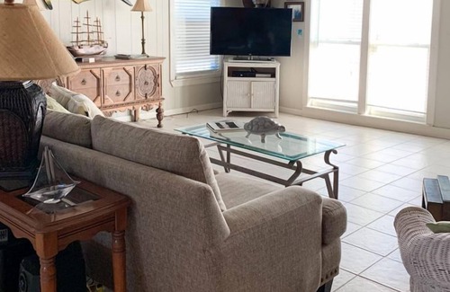 Alligator Point House | Endless Ocean Views on The Edge of The Gulf of Mexico Suitable for Families.