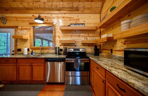 Broken Bow Cabin | Endless Skyway-2Bed/2Bath Cabin: Hot Tub/BBQ/Play Area/Patio/Large Flat Driveway