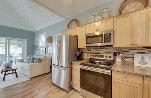 Summer Village Cottage | Endless Summer Beach Escape - 1 Mi to Moody Beach