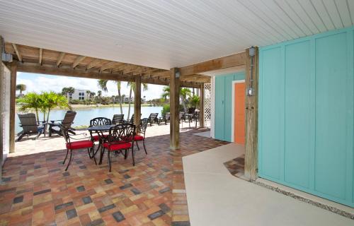 Mid Island House | Endless Tides 1 by Sun Palace Vacations